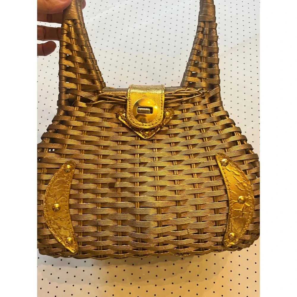 Unbranded structured wicker